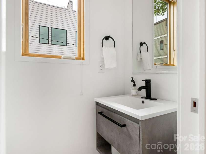 915 Westbrook Drive, Charlotte, NC 28202.  MLS# CAR4392218, YatesRealty ID 31743. 