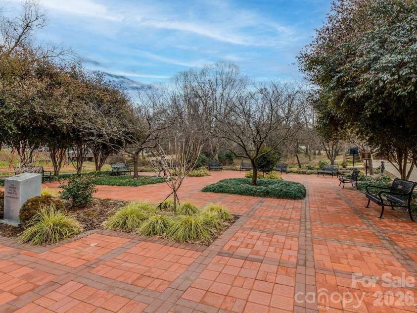 915 Westbrook Drive, Charlotte, NC 28202.  MLS# CAR4392218, YatesRealty ID 31743. 
