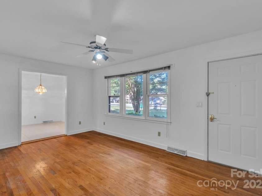 5300 Nevin Road, Charlotte, NC 28269.  MLS# CAR4286725, YatesRealty ID 31744. 