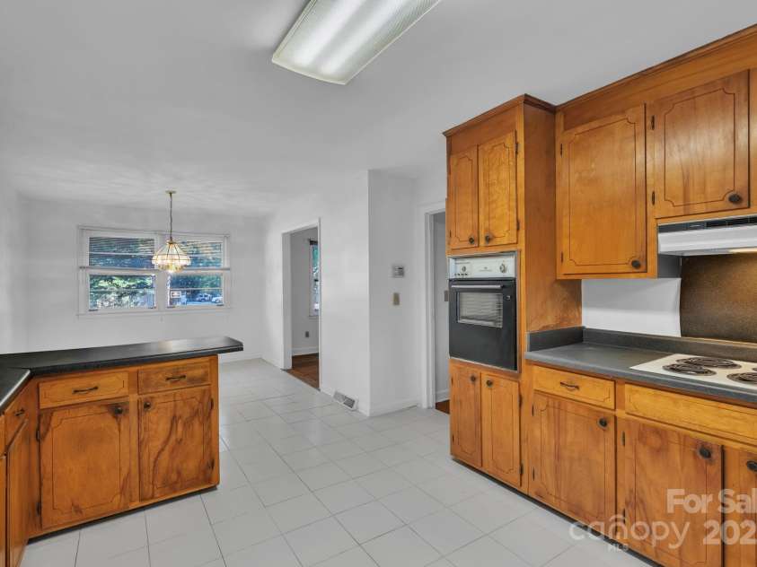 5300 Nevin Road, Charlotte, NC 28269.  MLS# CAR4286725, YatesRealty ID 31744. 