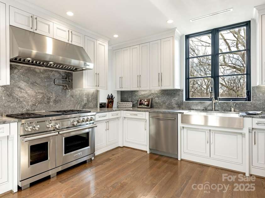1333 Queens Road, Charlotte, NC 28207.  MLS# CAR4215845, YatesRealty ID 31746. Kitchen