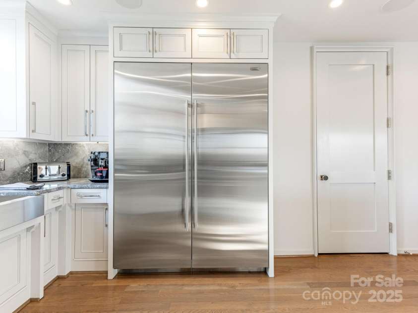 1333 Queens Road, Charlotte, NC 28207.  MLS# CAR4215845, YatesRealty ID 31746. Kitchen