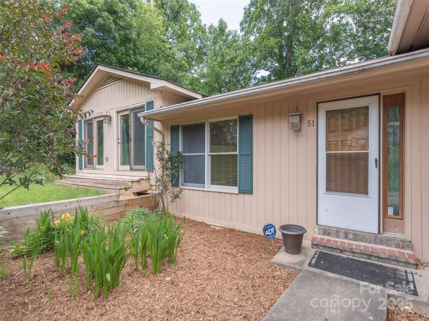 51 Wake Robin Way, Asheville, NC 28805.  MLS# CAR4267705, YatesRealty ID 31747. 
