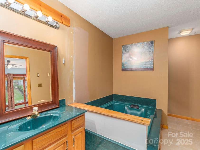 51 Wake Robin Way, Asheville, NC 28805.  MLS# CAR4267705, YatesRealty ID 31747. 