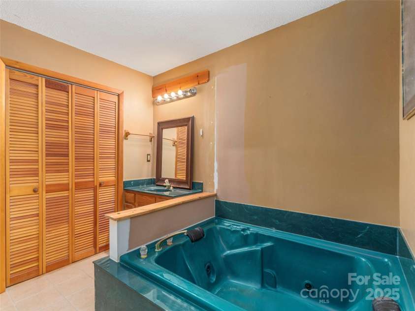 51 Wake Robin Way, Asheville, NC 28805.  MLS# CAR4267705, YatesRealty ID 31747. 