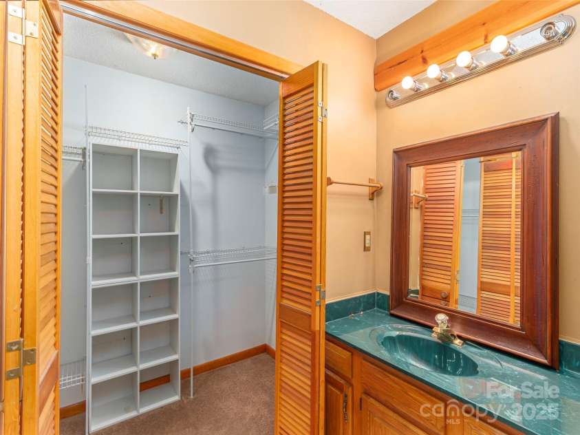 51 Wake Robin Way, Asheville, NC 28805.  MLS# CAR4267705, YatesRealty ID 31747. 