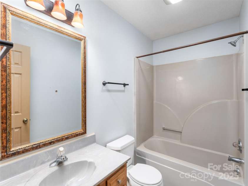 51 Wake Robin Way, Asheville, NC 28805.  MLS# CAR4267705, YatesRealty ID 31747. 