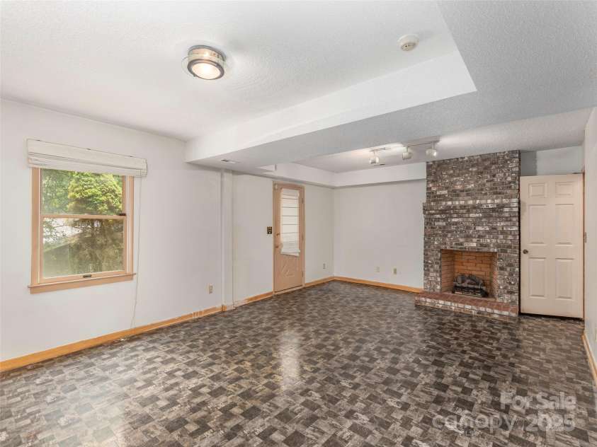 51 Wake Robin Way, Asheville, NC 28805.  MLS# CAR4267705, YatesRealty ID 31747. 