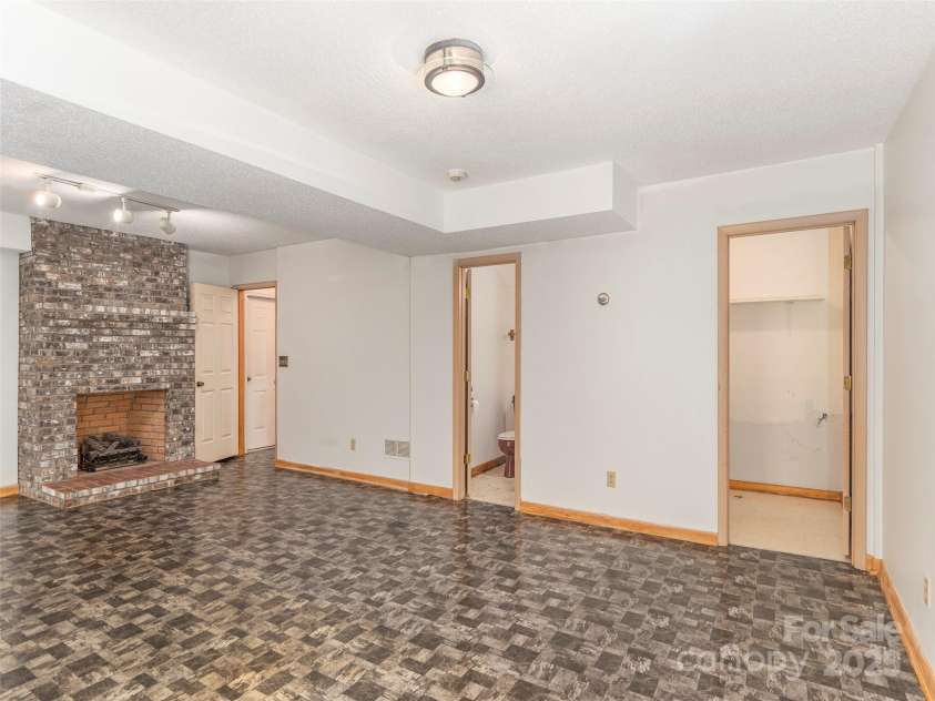 51 Wake Robin Way, Asheville, NC 28805.  MLS# CAR4267705, YatesRealty ID 31747. 