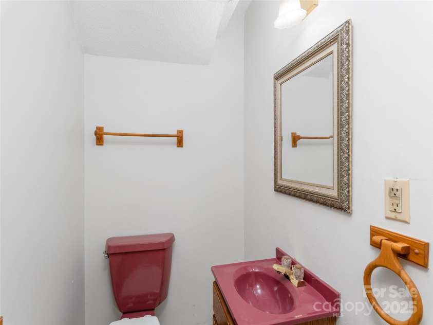 51 Wake Robin Way, Asheville, NC 28805.  MLS# CAR4267705, YatesRealty ID 31747. 