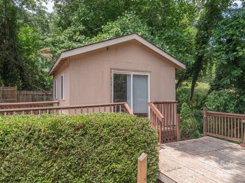 51 Wake Robin Way, Asheville, NC 28805.  MLS# CAR4267705, YatesRealty ID 31747. 