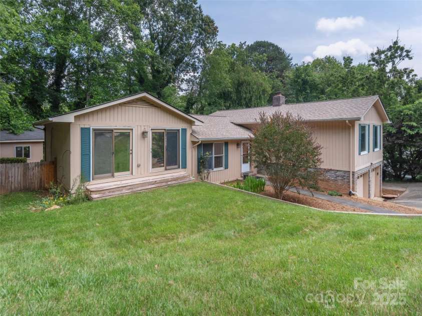 51 Wake Robin Way, Asheville, NC 28805.  MLS# CAR4267705, YatesRealty ID 31747. 