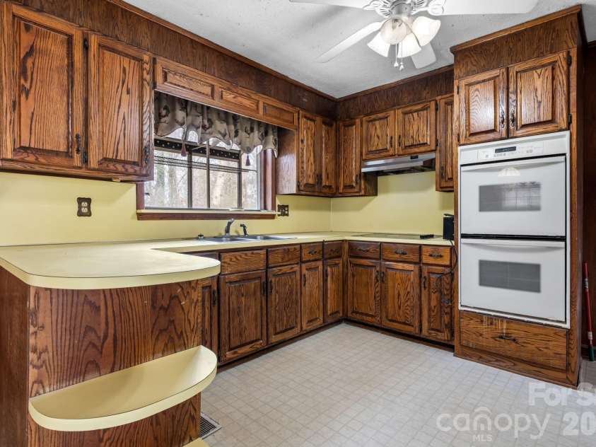 533 Circle Drive, Hudson, NC 28638.  MLS# CAR4340674, YatesRealty ID 3175. 