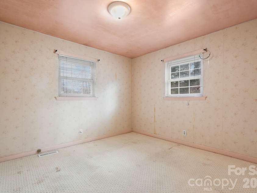 533 Circle Drive, Hudson, NC 28638.  MLS# CAR4340674, YatesRealty ID 3175. 