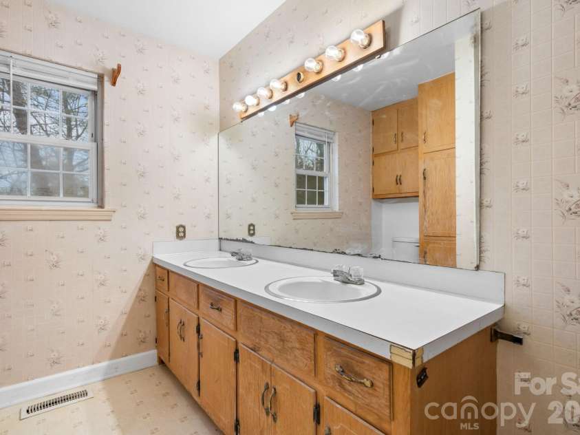 533 Circle Drive, Hudson, NC 28638.  MLS# CAR4340674, YatesRealty ID 3175. 