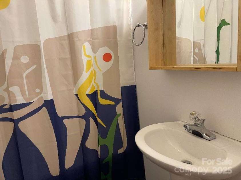 5434 Beckhaven Lane, Charlotte, NC 28216.  MLS# CAR4235338, YatesRealty ID 3175. Guest House