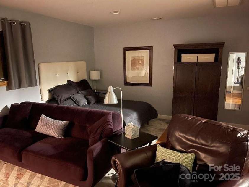 5434 Beckhaven Lane, Charlotte, NC 28216.  MLS# CAR4235338, YatesRealty ID 3175. Guest House