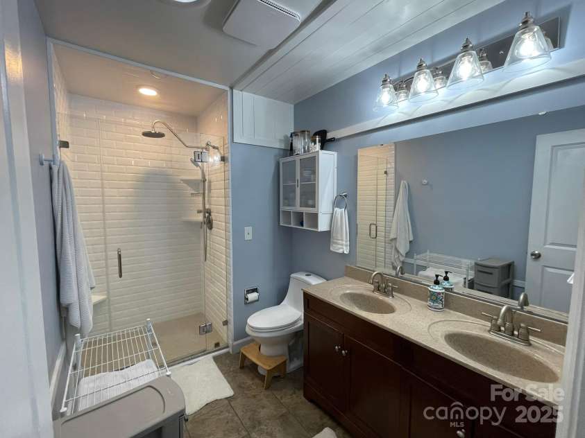 5434 Beckhaven Lane, Charlotte, NC 28216.  MLS# CAR4330987, YatesRealty ID 3175. Primary Bathroom View 2