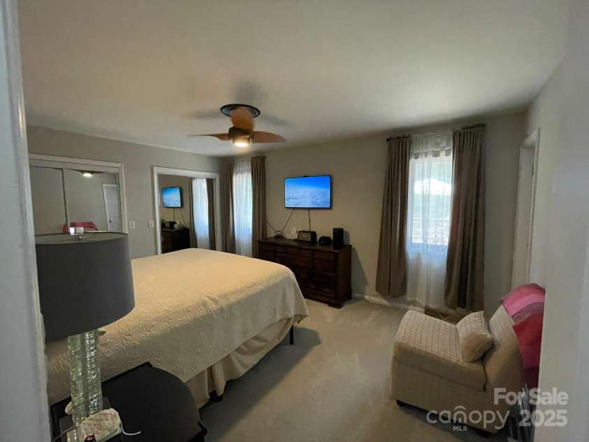 5434 Beckhaven Lane, Charlotte, NC 28216.  MLS# CAR4330987, YatesRealty ID 3175. Primary Bedroom