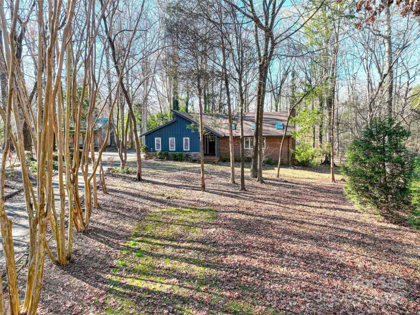 5434 Beckhaven Lane, Charlotte, NC 28216.  MLS# CAR4330987, YatesRealty ID 3175. Tree Lined Entrance