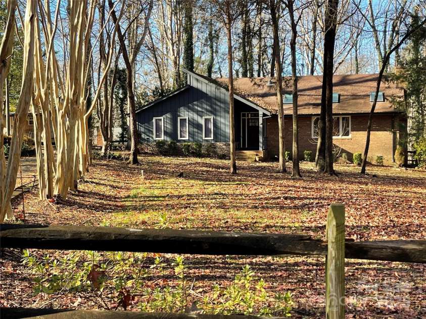 5434 Beckhaven Lane, Charlotte, NC 28216.  MLS# CAR4330987, YatesRealty ID 3175. Welcome to the Beckhaven Retreat