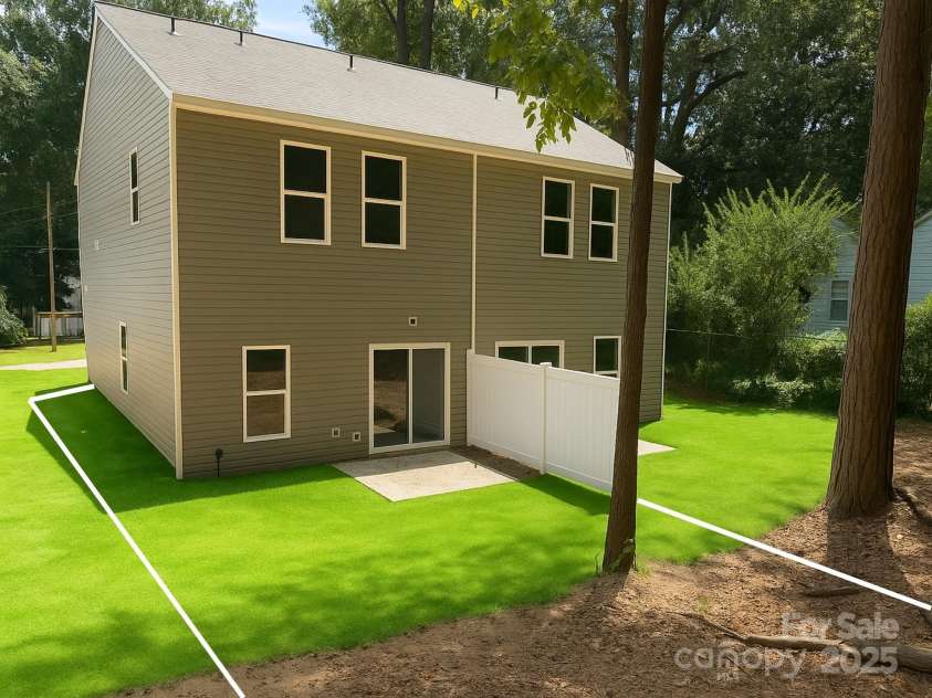 2013 McDonald Drive, Charlotte, NC 28216.  MLS# CAR4281636, YatesRealty ID 31751. 