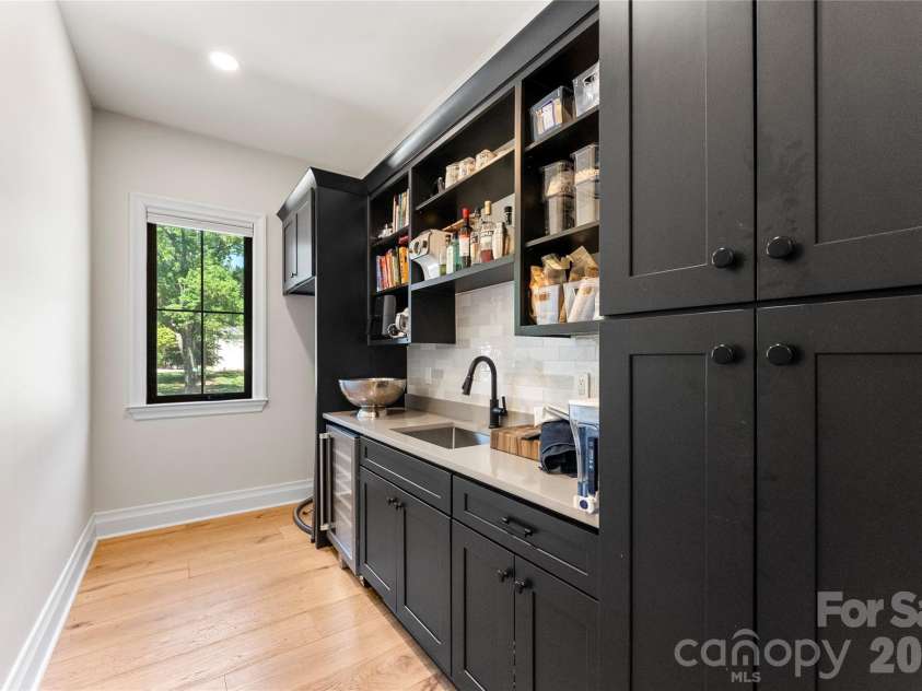 1550 Coventry Road, Charlotte, NC 28211.  MLS# CAR4406739, YatesRealty ID 31753. 
