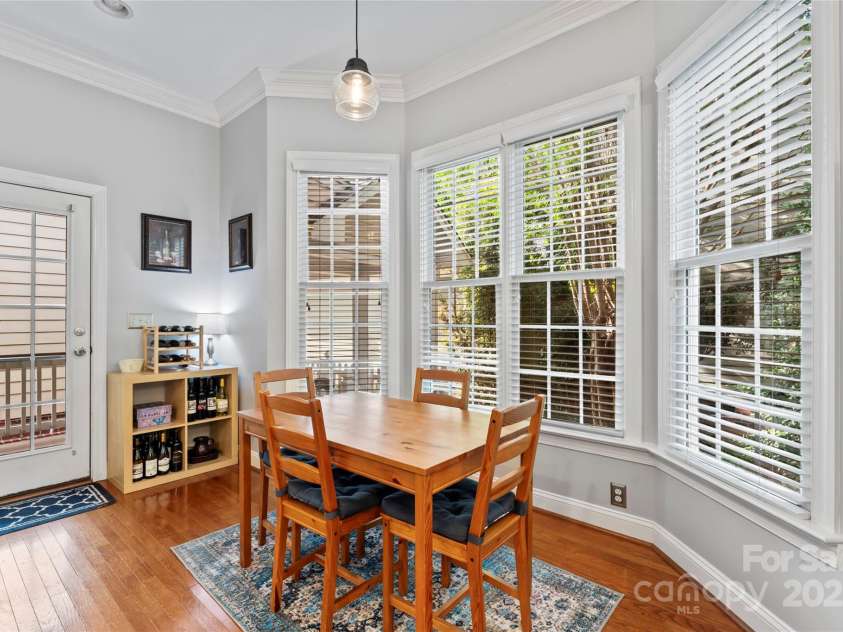 878 Promenade Walk, Fort Mill, SC 29708.  MLS# CAR4281286, YatesRealty ID 31755. Eat-in kitchen with bay window.