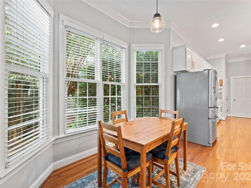 878 Promenade Walk, Fort Mill, SC 29708.  MLS# CAR4281286, YatesRealty ID 31755. The eat-in kitchen features an open floorplan to the main living area.