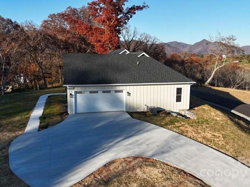 70 Knox Best Street, Clyde, NC 28721.  MLS# CAR4323145, YatesRealty ID 31756. 