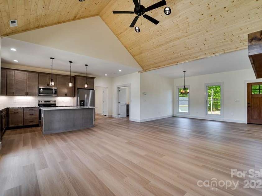 70 Knox Best Street, Clyde, NC 28721.  MLS# CAR4323145, YatesRealty ID 31756. 