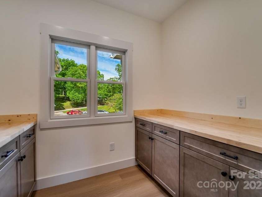 70 Knox Best Street, Clyde, NC 28721.  MLS# CAR4323145, YatesRealty ID 31756. 