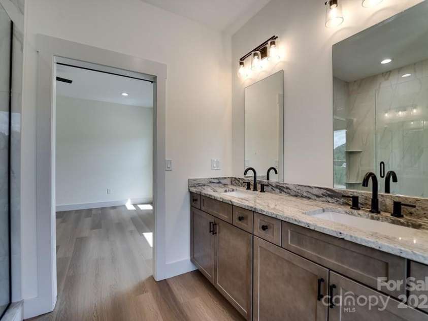 70 Knox Best Street, Clyde, NC 28721.  MLS# CAR4323145, YatesRealty ID 31756. 