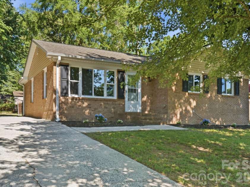 9828 Starwood Drive, Charlotte, NC 28215.  MLS# CAR4392082, YatesRealty ID 31756. 