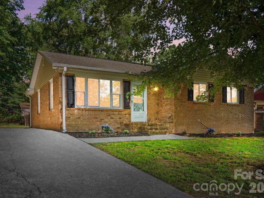 9828 Starwood Drive, Charlotte, NC 28215.  MLS# CAR4392082, YatesRealty ID 31756. 