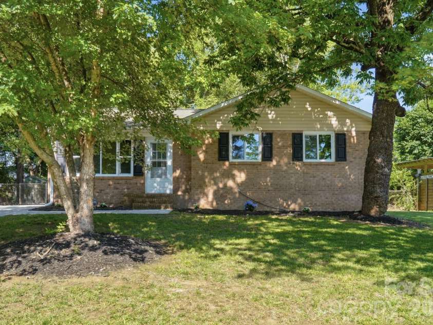 9828 Starwood Drive, Charlotte, NC 28215.  MLS# CAR4392082, YatesRealty ID 31756. 