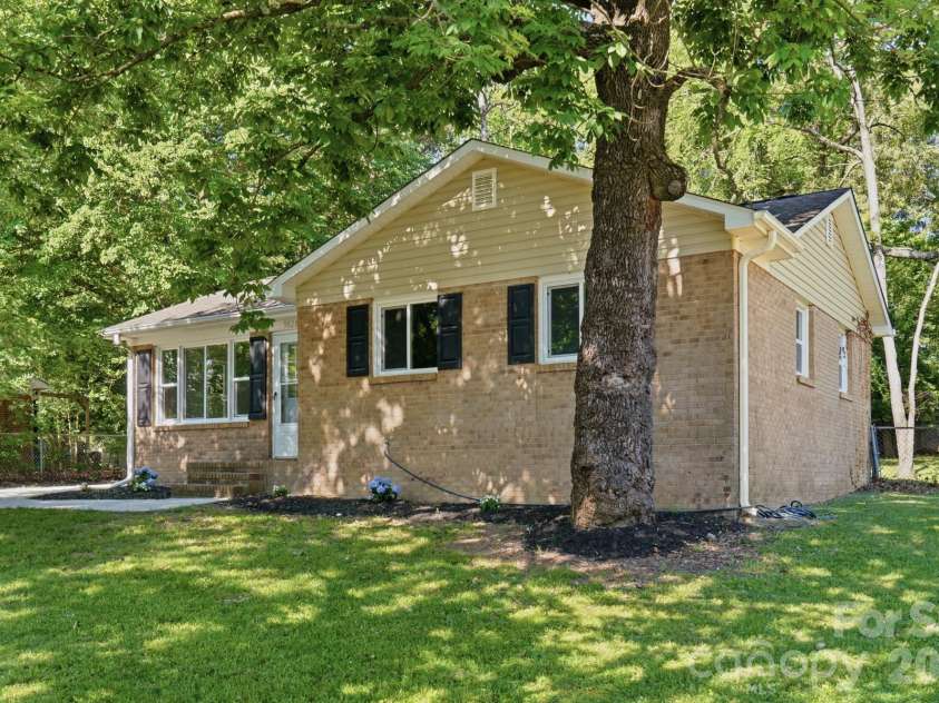 9828 Starwood Drive, Charlotte, NC 28215.  MLS# CAR4392082, YatesRealty ID 31756. 