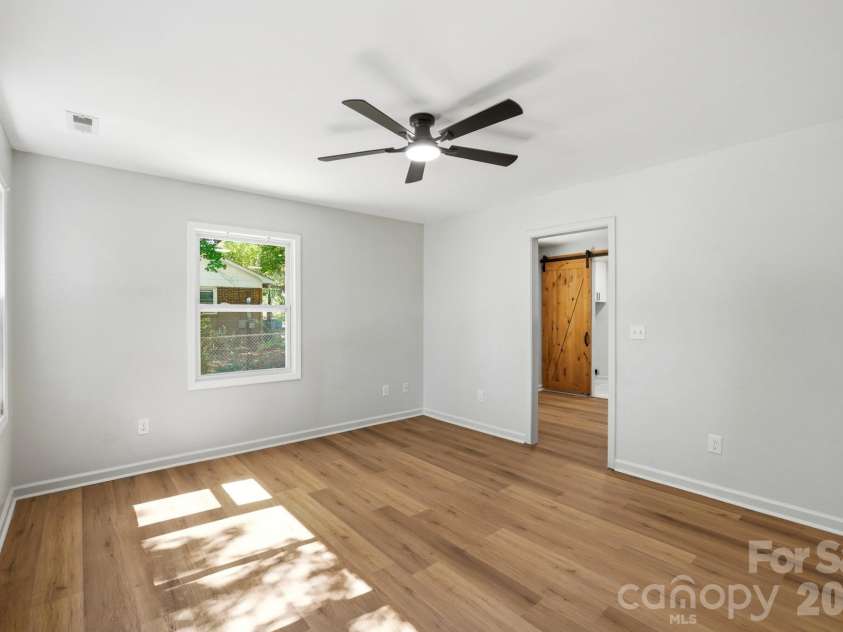 9828 Starwood Drive, Charlotte, NC 28215.  MLS# CAR4392082, YatesRealty ID 31756. 