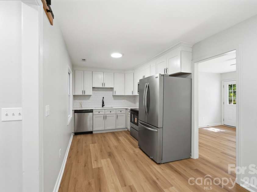 9828 Starwood Drive, Charlotte, NC 28215.  MLS# CAR4392082, YatesRealty ID 31756. 