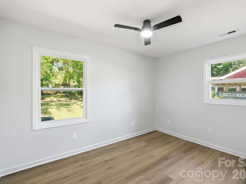 9828 Starwood Drive, Charlotte, NC 28215.  MLS# CAR4392082, YatesRealty ID 31756. 