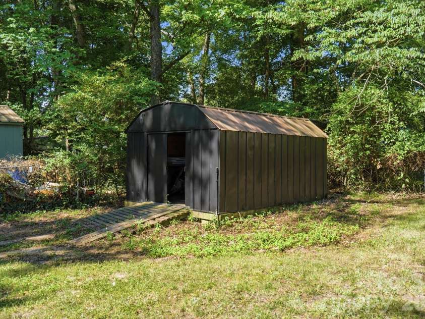 9828 Starwood Drive, Charlotte, NC 28215.  MLS# CAR4392082, YatesRealty ID 31756. 