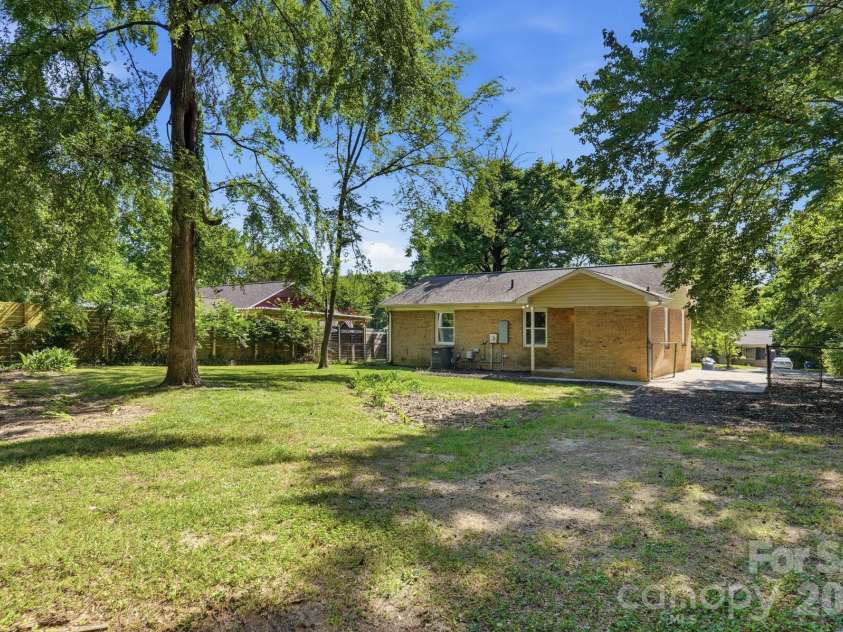 9828 Starwood Drive, Charlotte, NC 28215.  MLS# CAR4392082, YatesRealty ID 31756. 