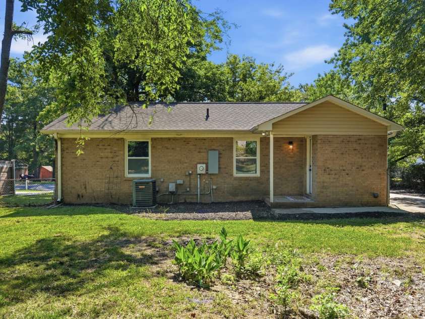 9828 Starwood Drive, Charlotte, NC 28215.  MLS# CAR4392082, YatesRealty ID 31756. 