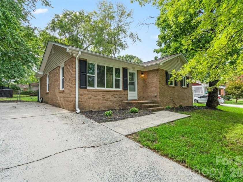 9828 Starwood Drive, Charlotte, NC 28215.  MLS# CAR4418077, YatesRealty ID 31756. 