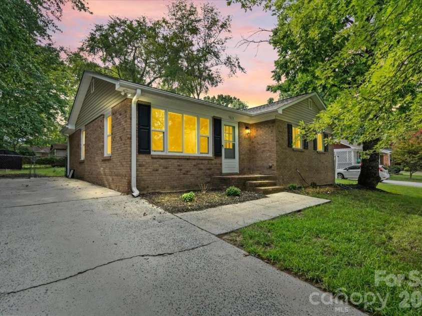 9828 Starwood Drive, Charlotte, NC 28215.  MLS# CAR4418077, YatesRealty ID 31756. 