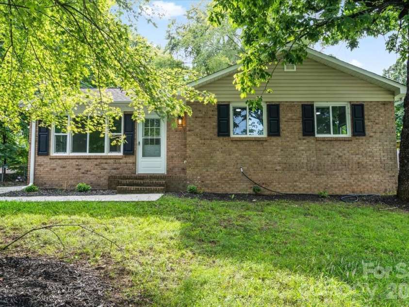 9828 Starwood Drive, Charlotte, NC 28215.  MLS# CAR4418077, YatesRealty ID 31756. 