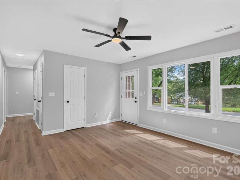 9828 Starwood Drive, Charlotte, NC 28215.  MLS# CAR4418077, YatesRealty ID 31756. 