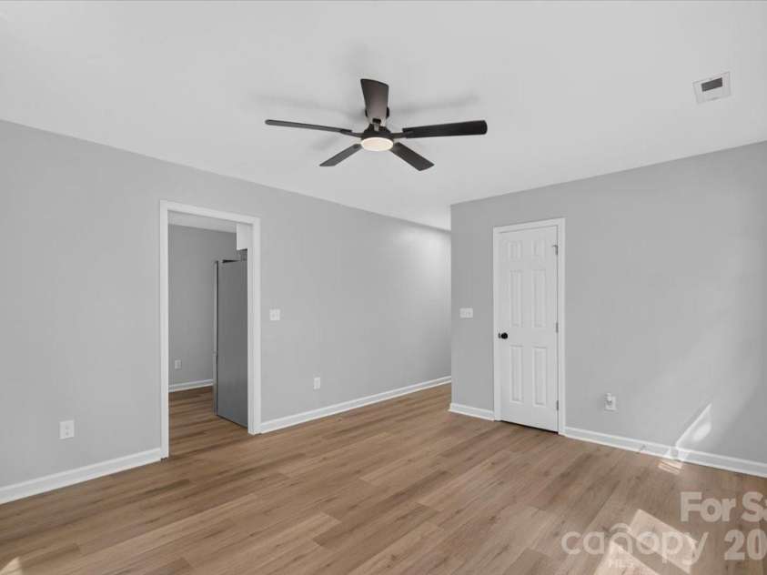9828 Starwood Drive, Charlotte, NC 28215.  MLS# CAR4418077, YatesRealty ID 31756. 
