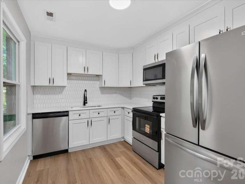 9828 Starwood Drive, Charlotte, NC 28215.  MLS# CAR4418077, YatesRealty ID 31756. 