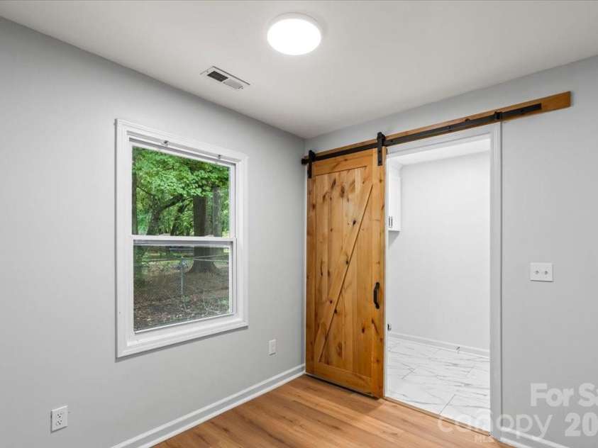 9828 Starwood Drive, Charlotte, NC 28215.  MLS# CAR4418077, YatesRealty ID 31756. 